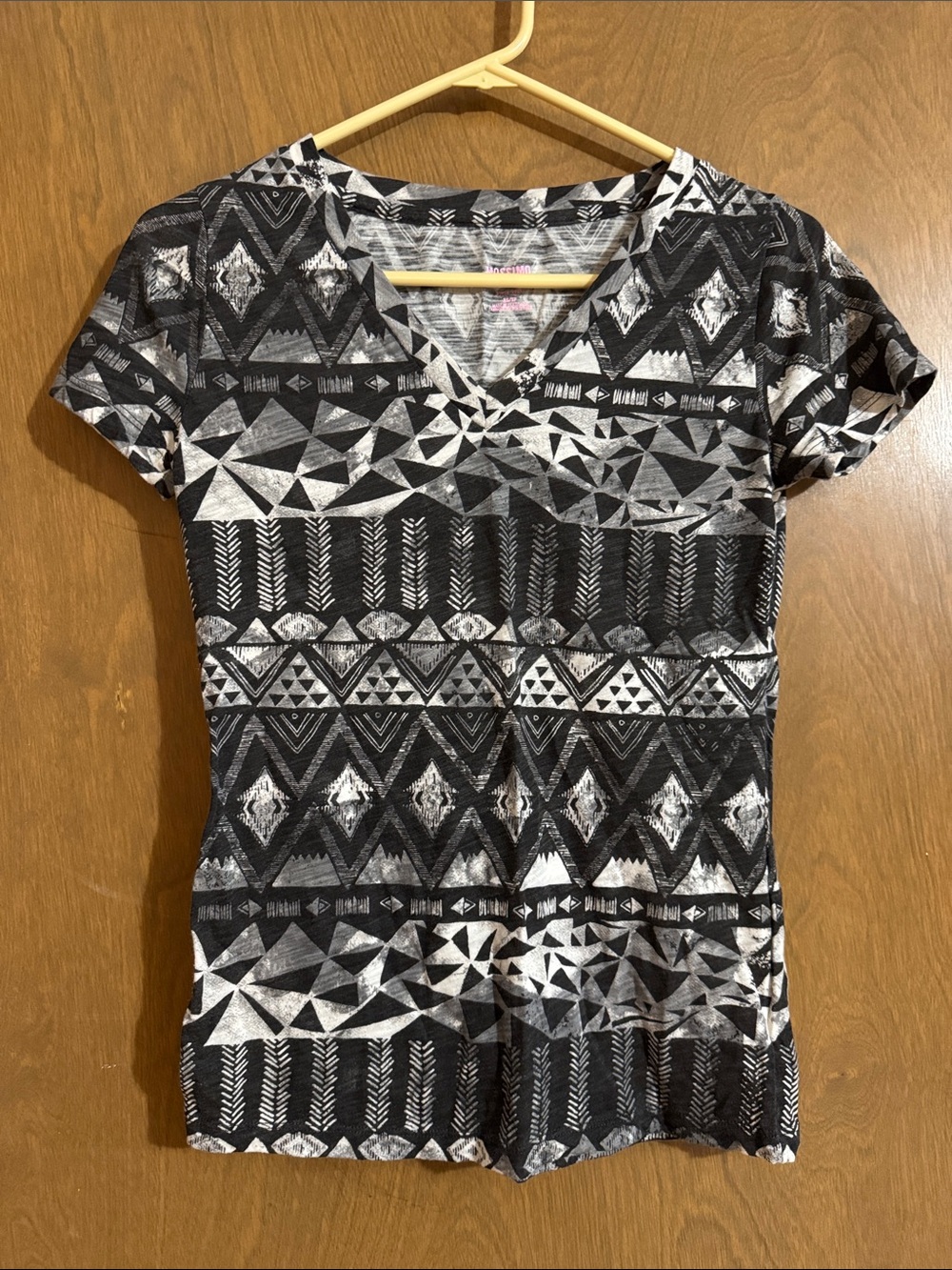 Mossimo Supply Co. Black & White Geometric V-Neck Tee